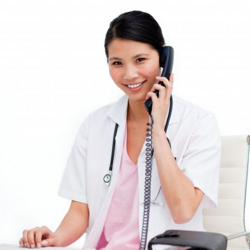 enfermeira-bonita-usando-seu-telefone_13339-292554